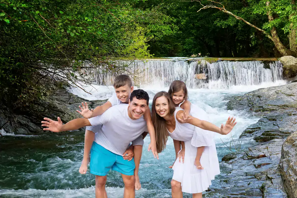 Famille au bord de la rivière