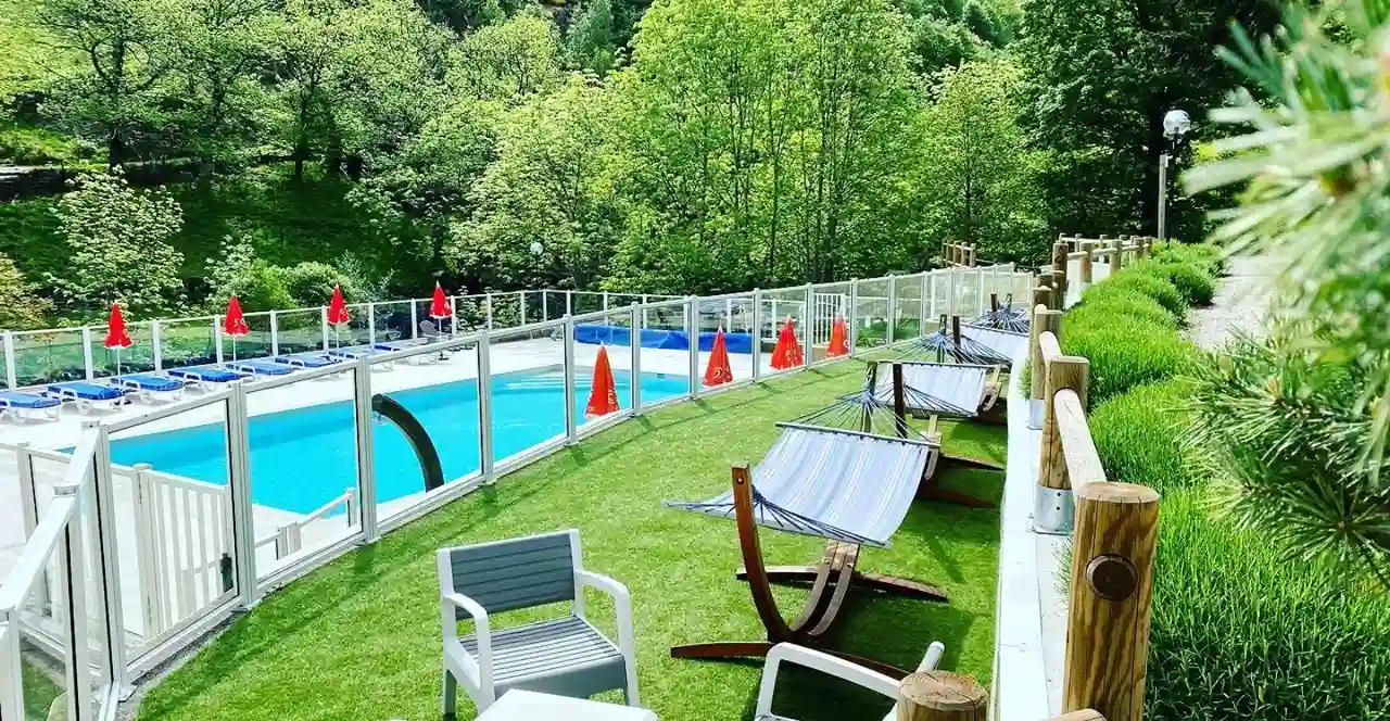 Piscine chauffée en bord de rivière